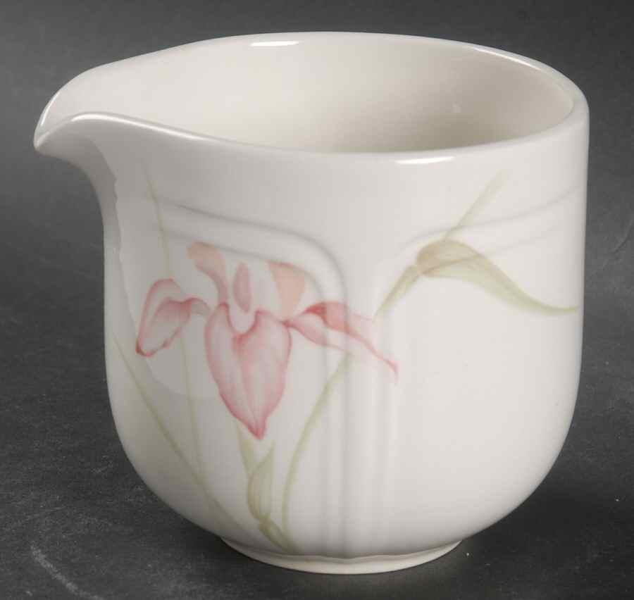 Vogue (Flowers Center) Creamer by Johnson Brothers-1