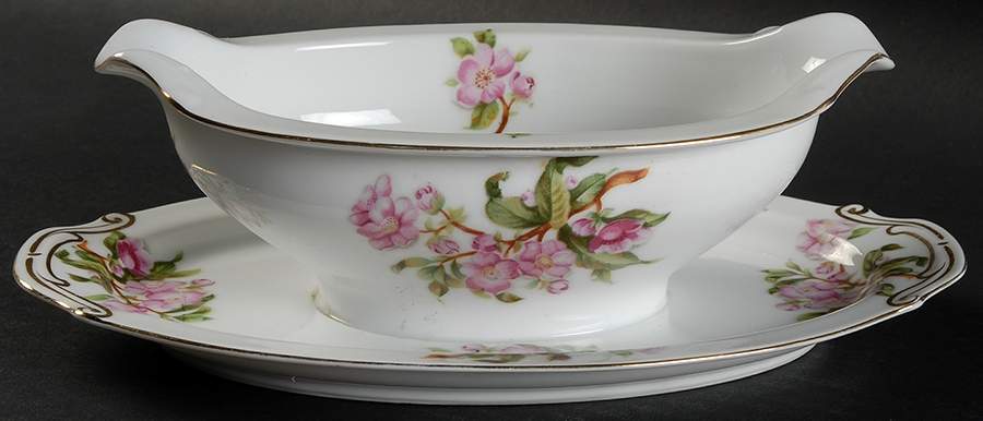 Hampton Gravy Boat with Attached Underplate by Jyoto-1
