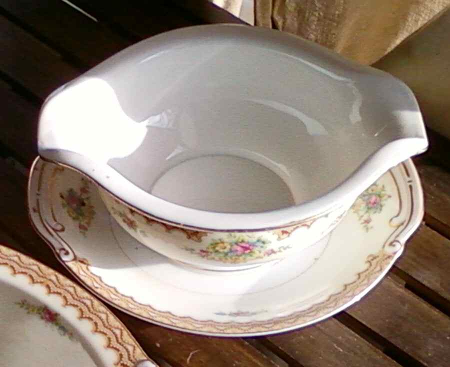 JYO8 Gravy Boat with Attached Underplate by Jyoto-1