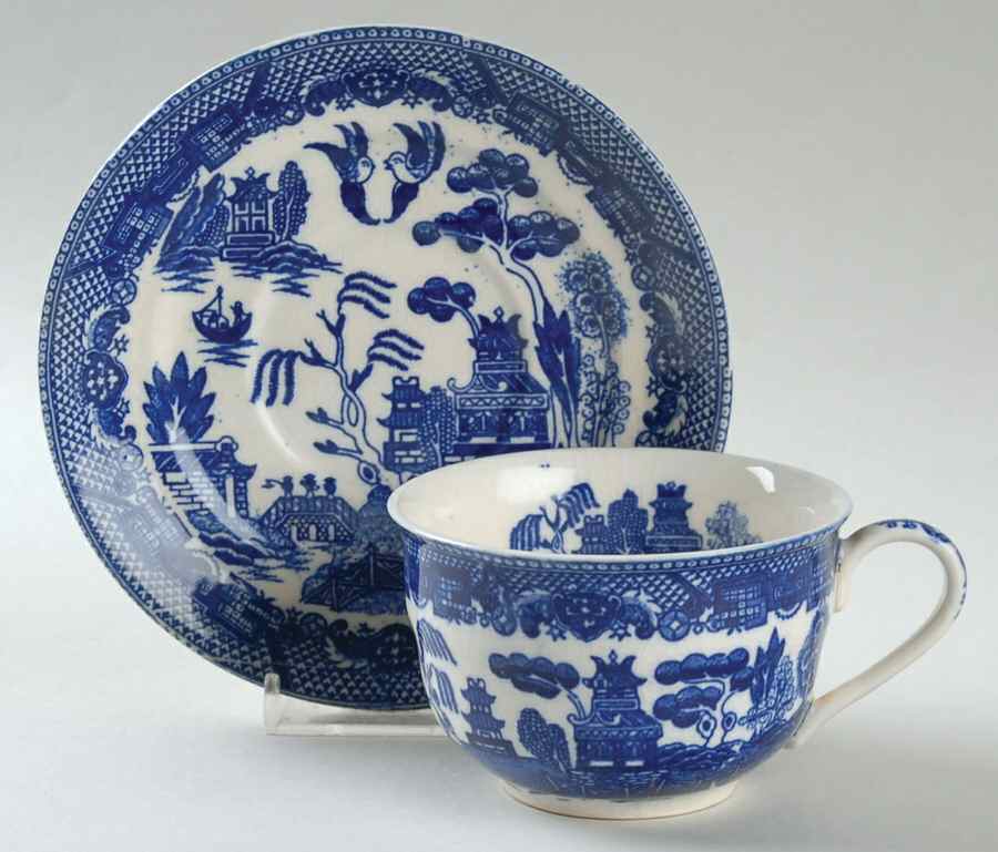 Blue Willow Flat Cup & Saucer Set by Kanedai-1