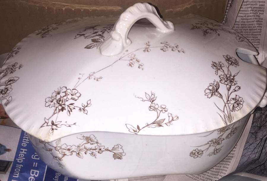 Petunia Oval Tureen & Lid and Ladle by Johnson Brothers-1