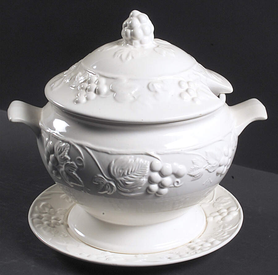JAP304 Tureen & Lid w/Underplate by Japan-1