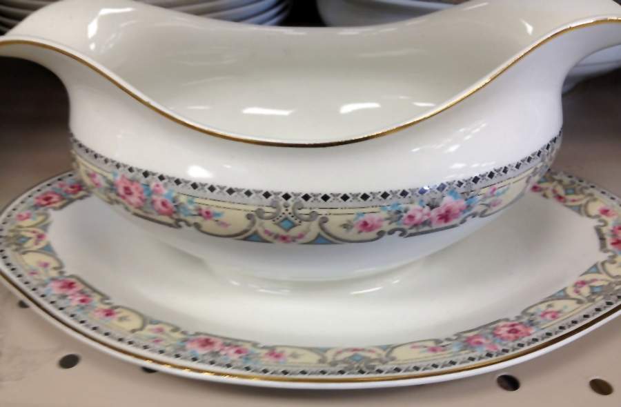 JB749 Gravy Boat with Attached Underplate by Johnson Brothers-1