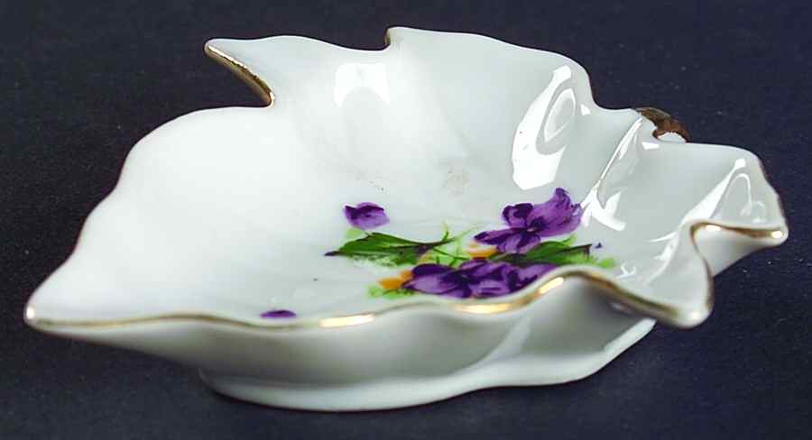 Sweet Violet 3" Leaf Dish by Japan-1