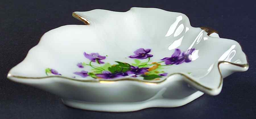 Sweet Violet 5" Leaf Dish by Japan-1