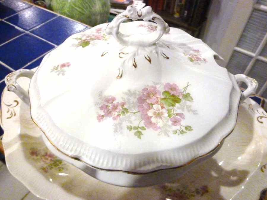 JB792 Tureen & Lid w/Underplate by Johnson Brothers-1