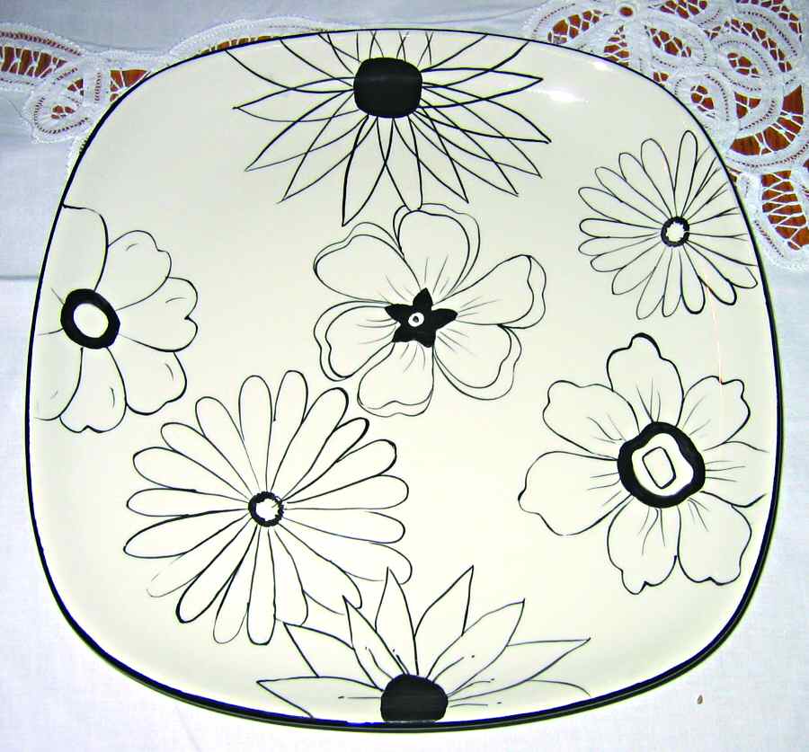 Retro Floral Dinner Plate by Jay Import-1
