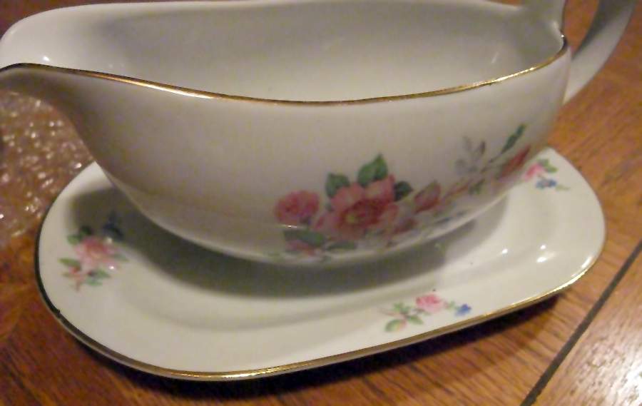 01332 Gravy Boat & Underplate by Jaeger-1
