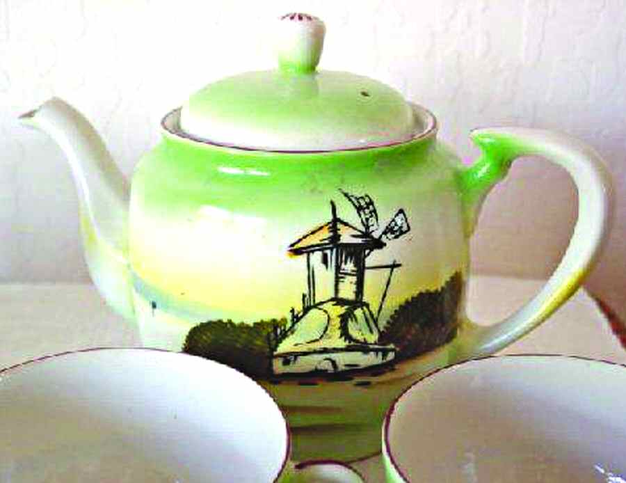 JAP637 Teapot & Lid by Japan-1