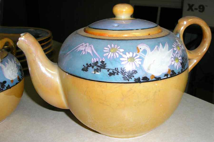 JAP664 Teapot & Lid by Japan-1