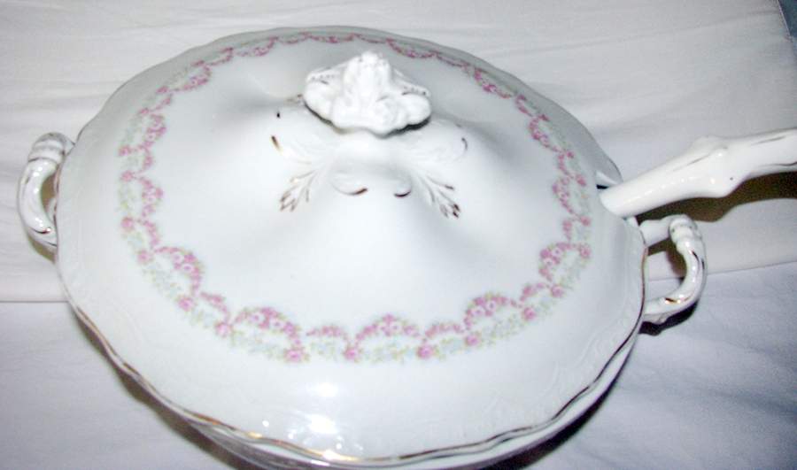 JB960 Tureen & Lid w/Ladle by Johnson Brothers-1