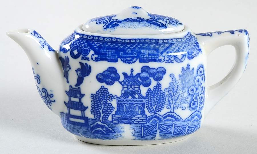 Blue Willow (Child's Set, Made in Japan) Toy Teapot & Lid by Japan-1