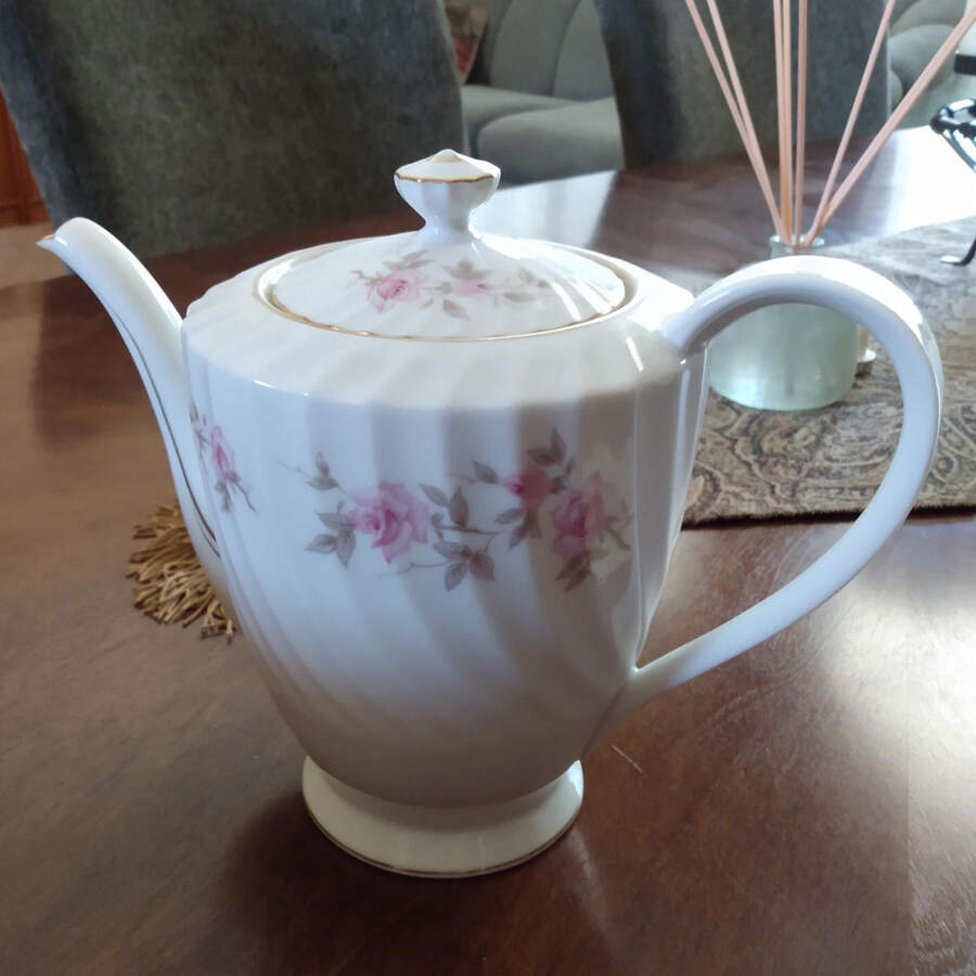 Virginia Teapot & Lid by Japan-1