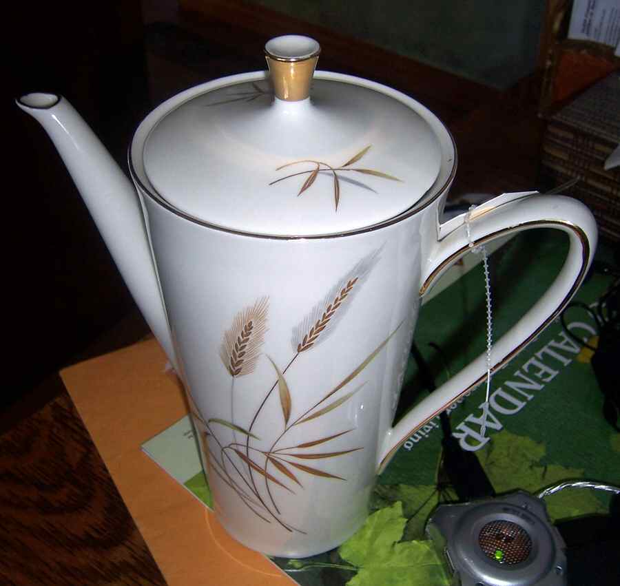 4724 Coffee Pot & Lid by Johann Seltmann-1