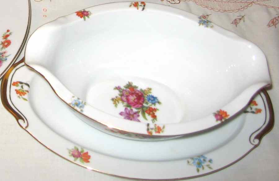 JAP395 Gravy Boat with Attached Underplate by Japan-1
