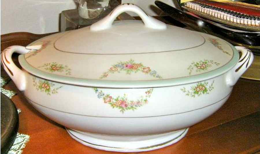 JAP856 Tureen &  Lid by Japan-1