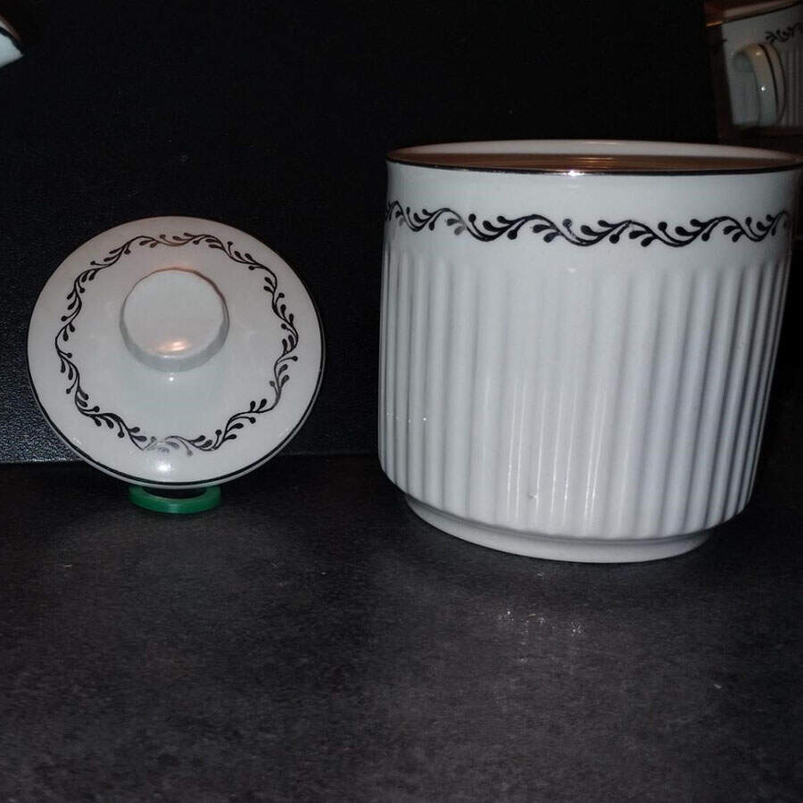 JB1113 Sugar Bowl & Lid by Johnson Brothers-1