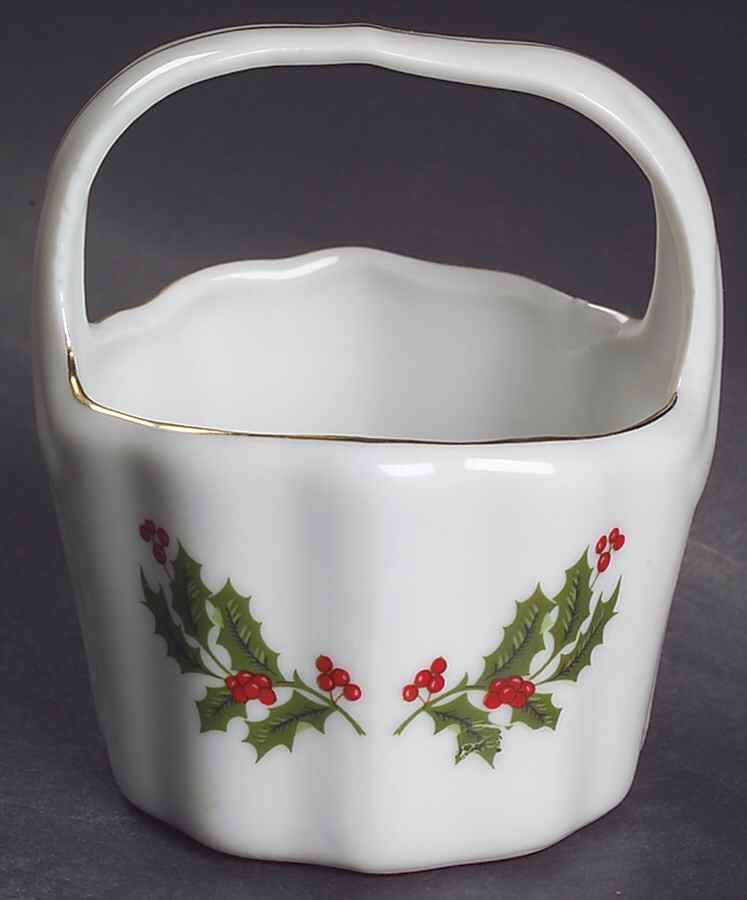 Christmas Holly (Smooth Edge) Medium Basket with Handle by Kashima-1