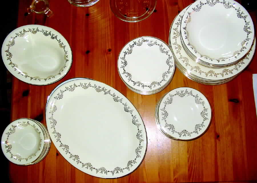 KNO174 Dinner Plate by Edwin Knowles-1