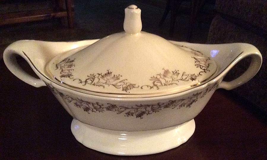 KNO190 Oval Covered Vegetable by Edwin Knowles-1