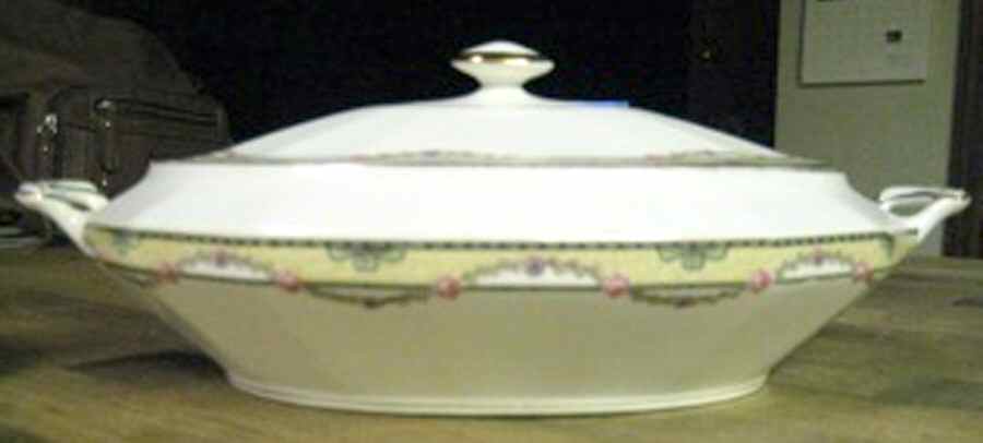 KNO340 Oval Covered Vegetable by Edwin Knowles-1
