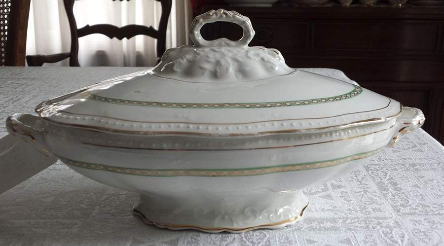 KNO470 Oval Covered Vegetable by Edwin Knowles-1
