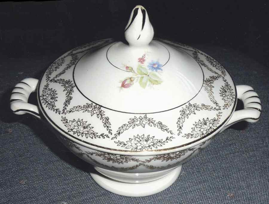 KNO519 Round Covered Vegetable by Edwin Knowles-1