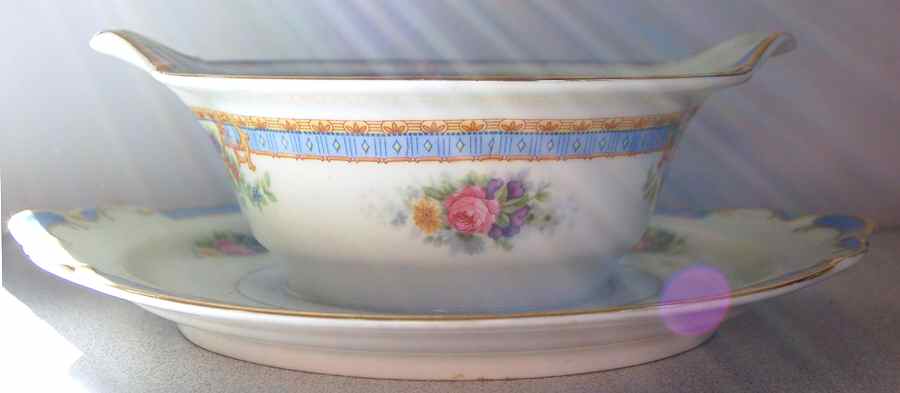 KPM105 Gravy Boat with Attached Underplate by KPM-1