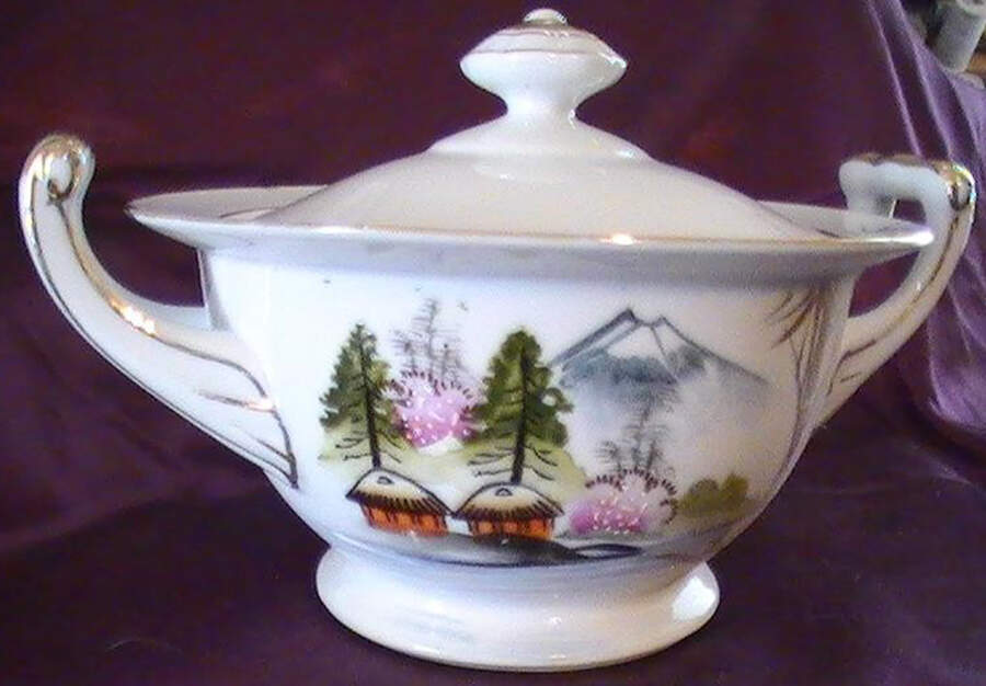 KUT134 Sugar Bowl & Lid by Kutani-1