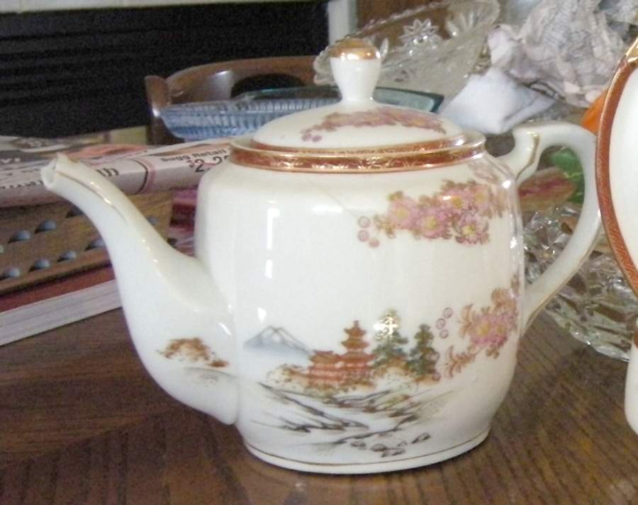 KUT140 Teapot & Lid by Kutani-1