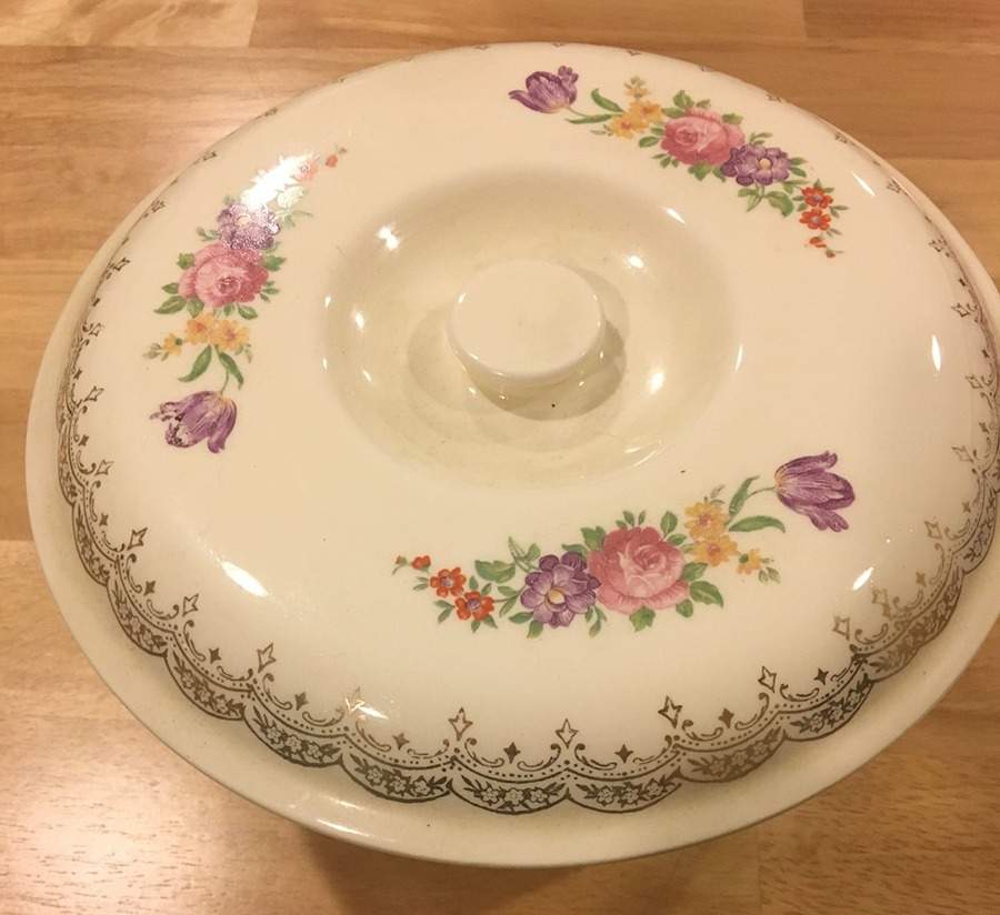 KNO806 Round Covered Vegetable by Edwin Knowles-1