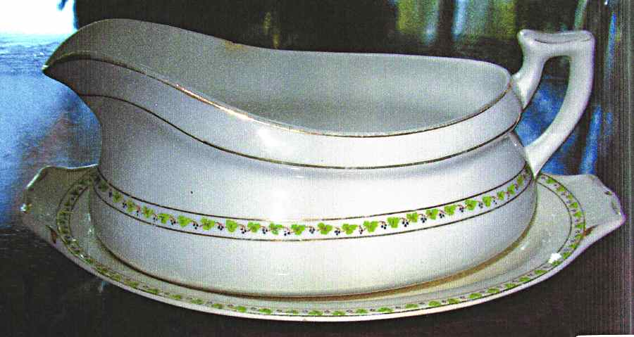 KNO840 Gravy Boat & Underplate by Edwin Knowles-1