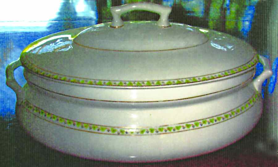 KNO840 Round Covered Vegetable by Edwin Knowles-1