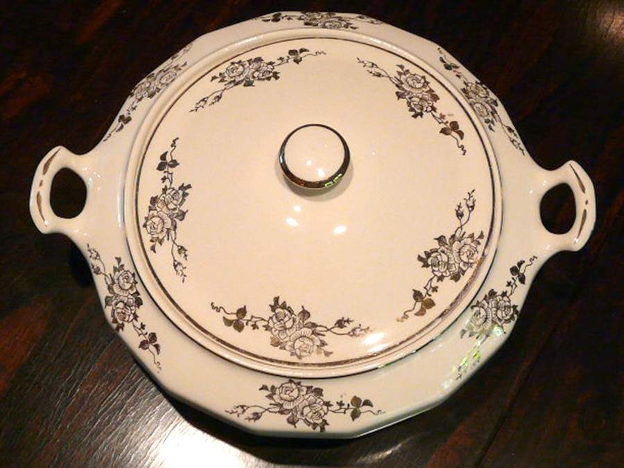 KNO852 Round Covered Vegetable by Edwin Knowles-1