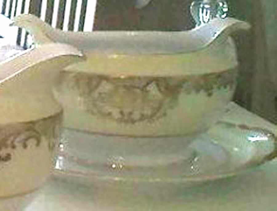 KIK56 Gravy Boat with Attached Underplate by Kikusui-1