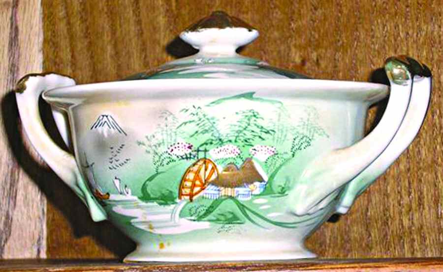 KUT209 Sugar Bowl & Lid by Kutani-1