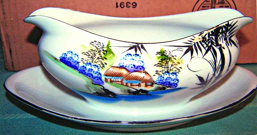 KUT216 Gravy Boat with Attached Underplate by Kutani-1