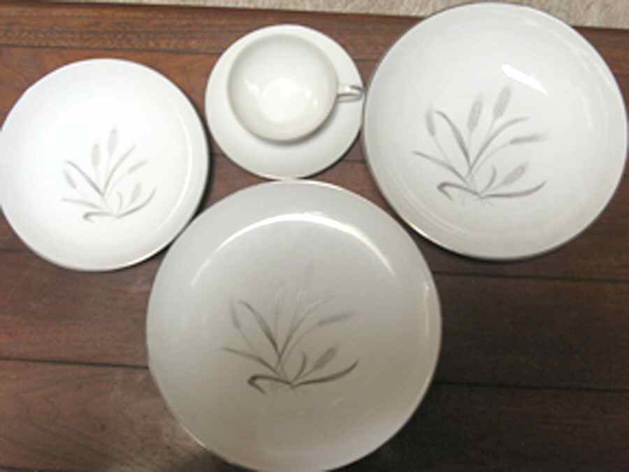 KIC1 Dinner Plate by King's Court-1