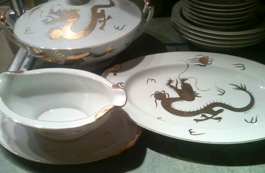 KUT258 Gravy Boat with Attached Underplate by Kutani-1
