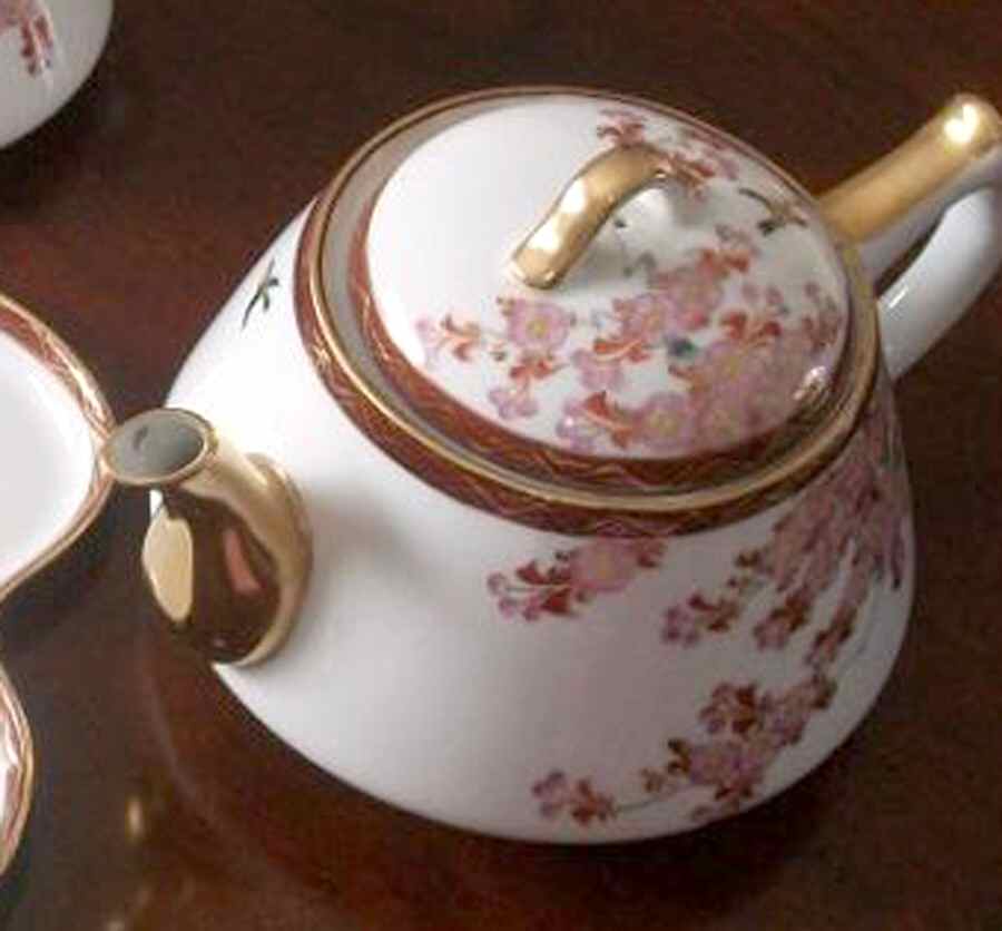 KUT299 Teapot & Lid by Kutani-1