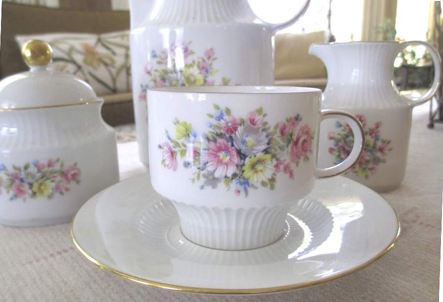 Romantica Ho Flat Cup & Saucer Set by Kaiser-1