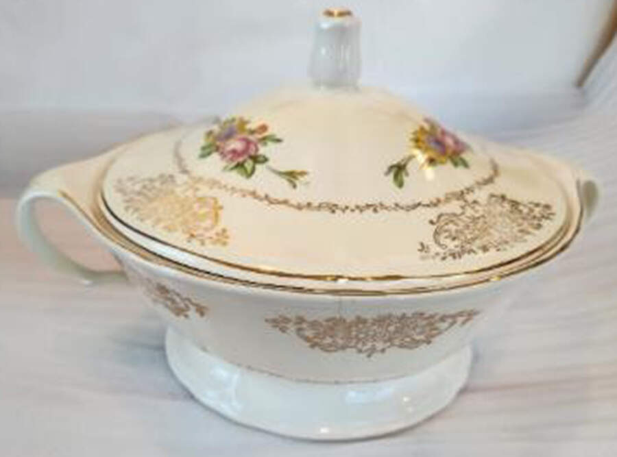 KNO1258 Round Covered Vegetable by Edwin Knowles-1