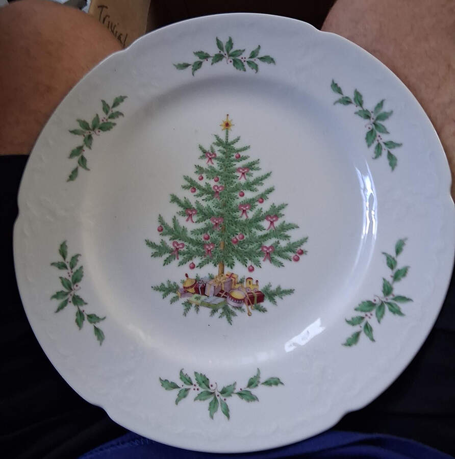 683 (Dubarry Shape) Dinner Plate by Kaiser-1