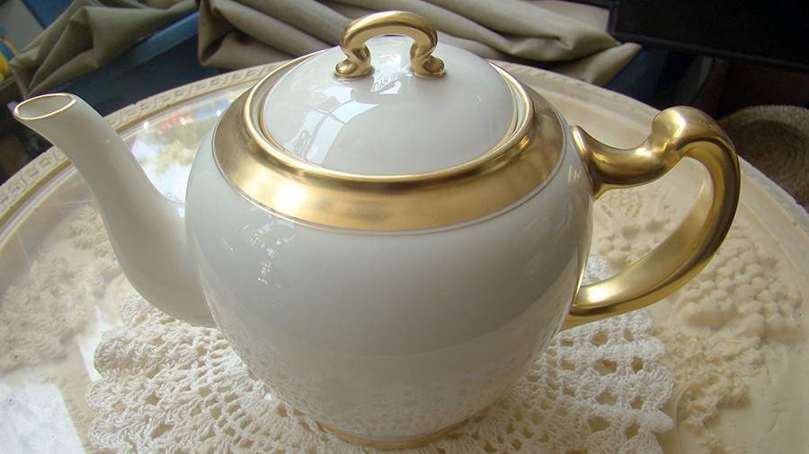 86 1-2 Teapot & Lid by Lenox-1