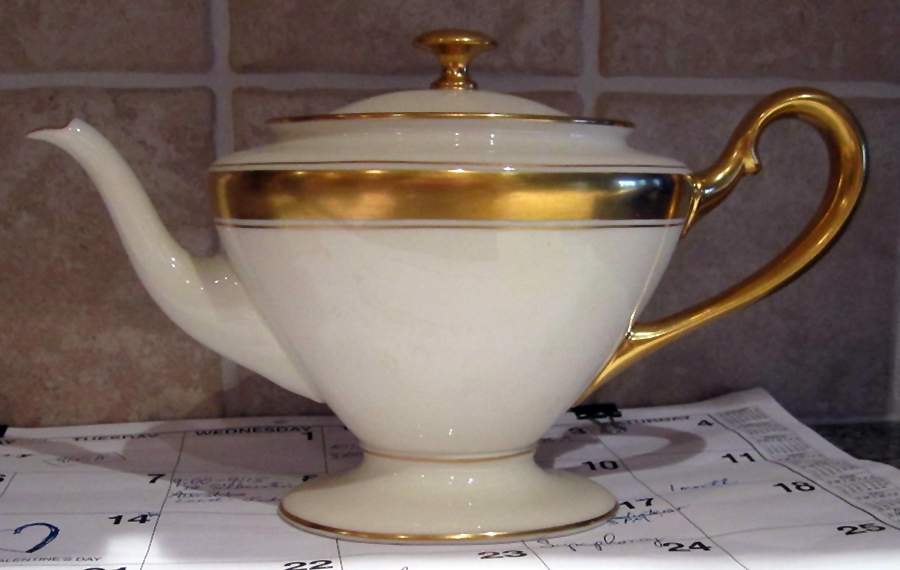 86 1-2 Shape 742 Teapot & Lid by Lenox-1