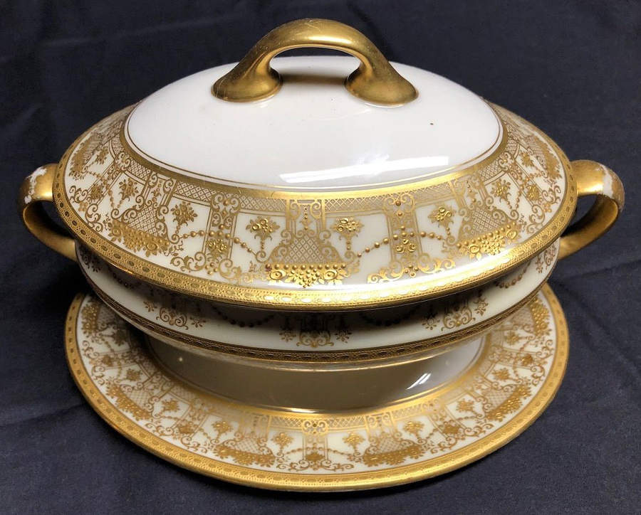 A390a Sauce Boat with Attached Underplate & Lid by Lenox-1