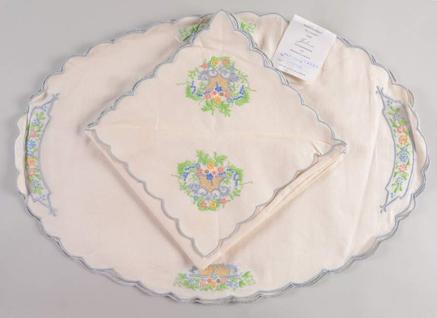 Autumn (Newer, Gold Backstamp) (Set of 8) Linen Placmat & Napkin Sets by Lenox-1