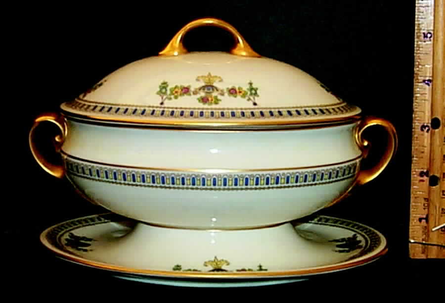Colonial Gravy Boat w/Attached Underplate & Lid by Lenox-1