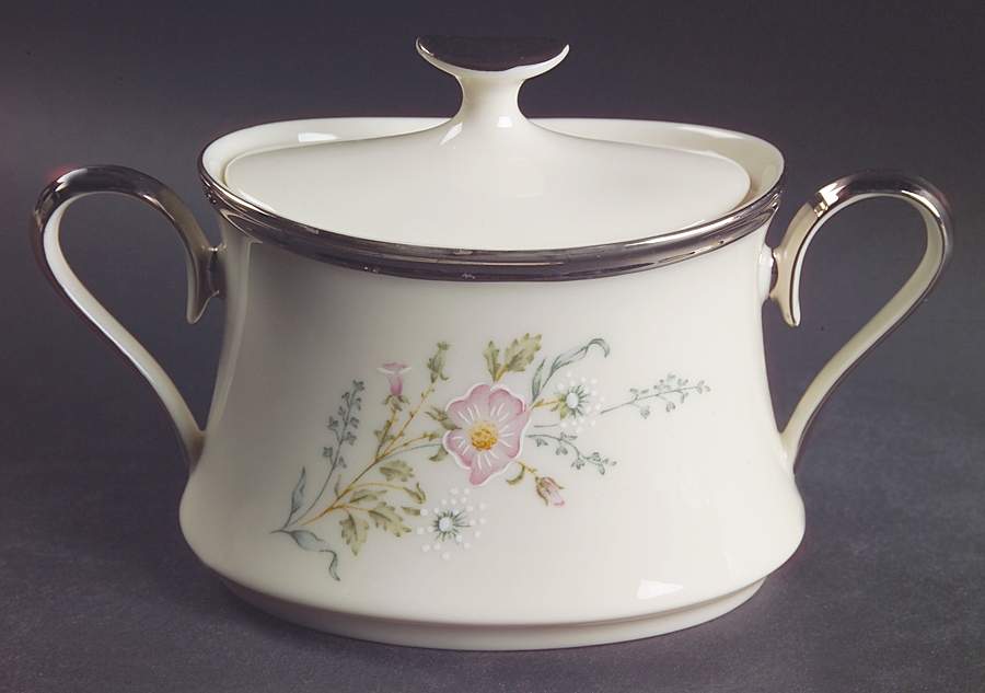 Flirtation Sugar Bowl & Lid by Lenox-1