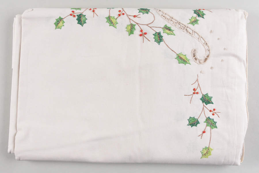 Holiday (Dimension) 65" X 102" Oblong Tablecloth by Lenox-1